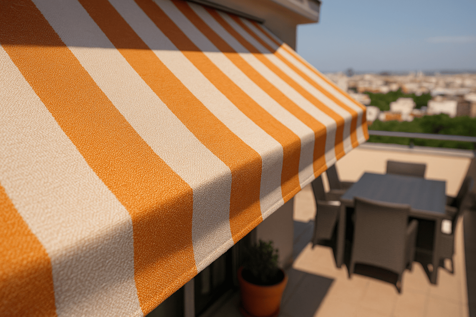 Toldo con lona acrílica tejidos para toldos: acrílico de rayas naranjas montado en una terraza de Madrid, donde se aprecian la textura suave y los colores vivos de la lona
