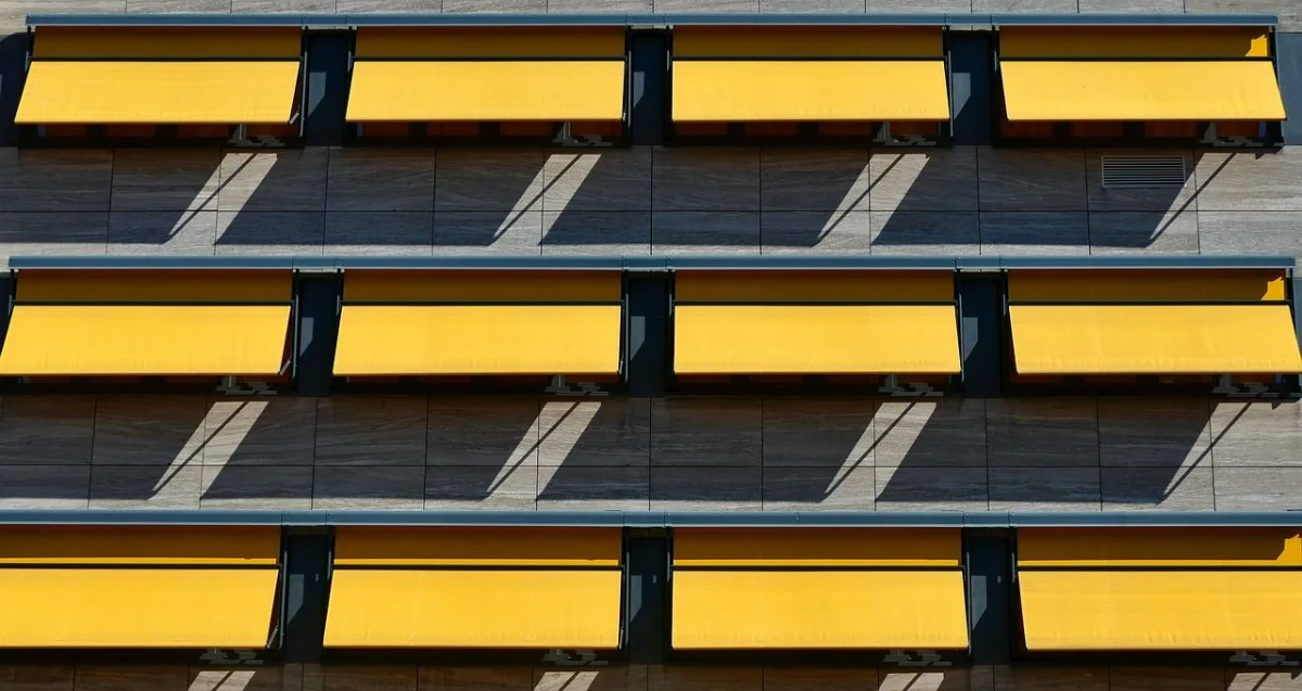 Toldos para colegios en madrid Fachada de colegio con instalacion de toldos en ventanas
